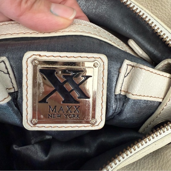 Maxx New York Cream Shoulder Bag - Picture 7 of 13